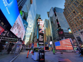 Stay Steps to Times Square, Beyond The Edge, Empire State Building & More!